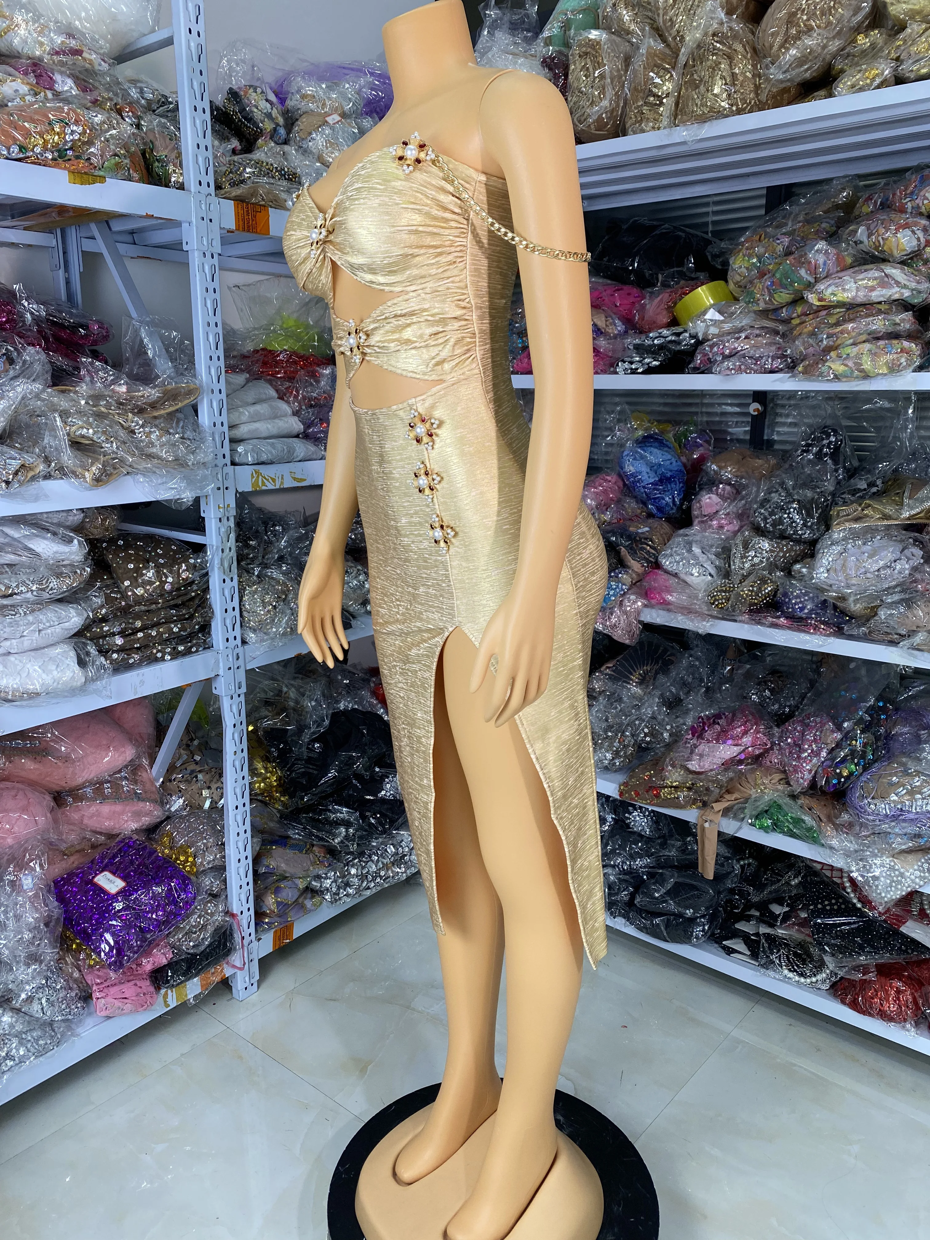 Sexy Metallkettenriemen Broning Gold Bandage Kleid Ausschnitt Diamanten Blumen Offenes Bein Knielanges Promi-Abend-Partykleid