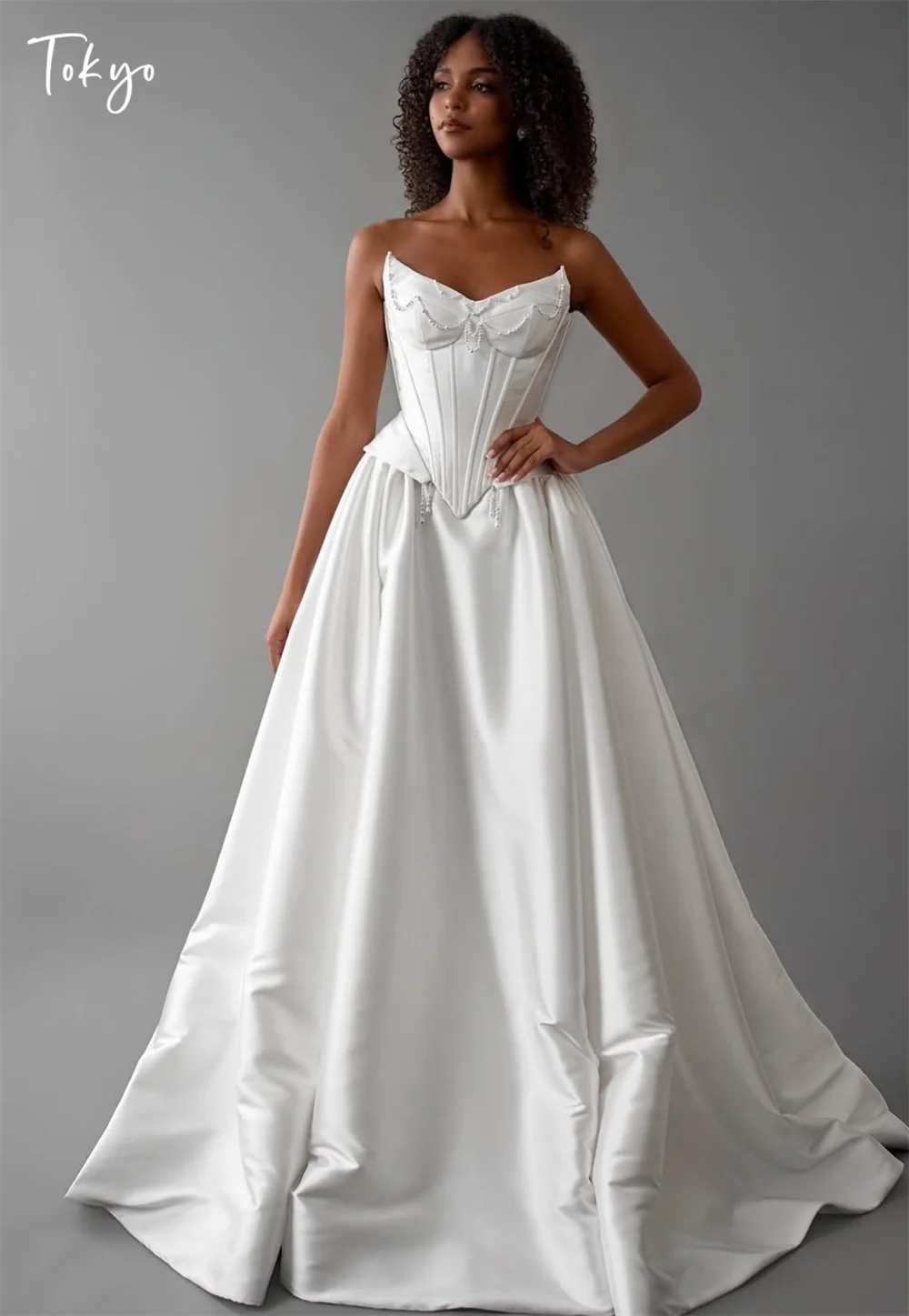 Abiti da sposa senza maniche bianchi personalizzati Tokyo Abiti da sposa eleganti senza spalline con strascico di corte Abiti da sposa a trapezio con lacci sul retro