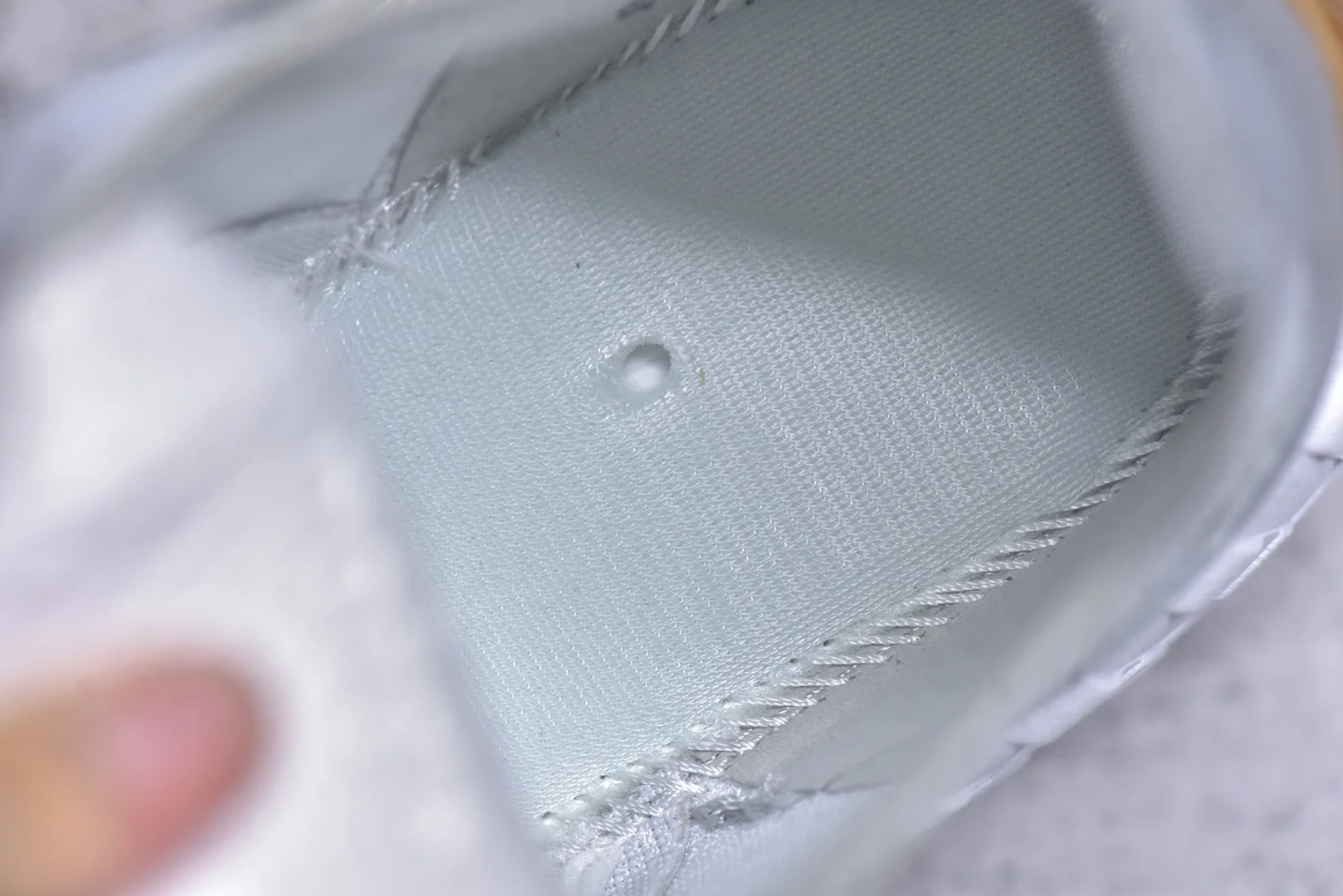 รองเท้าวิ่งระบายอากาศสำหรับผู้ชายรุ่นใหม่ปี 2025 รองเท้ากีฬากลางแจ้งน้ำหนักเบา รองเท้าฝึกซ้อมสำหรับผู้หญิงที่ใส่สบาย