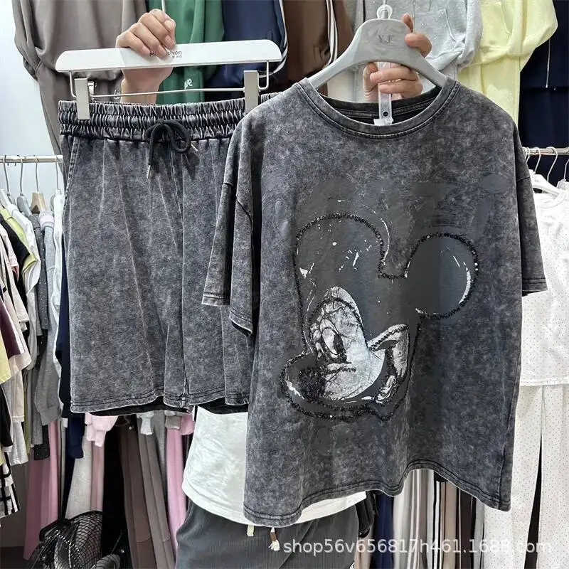 

Комплект из двух предметов: футболка свободного кроя с коротким рукавом в стиле Y2K и широкие шорты на резинке для женщин