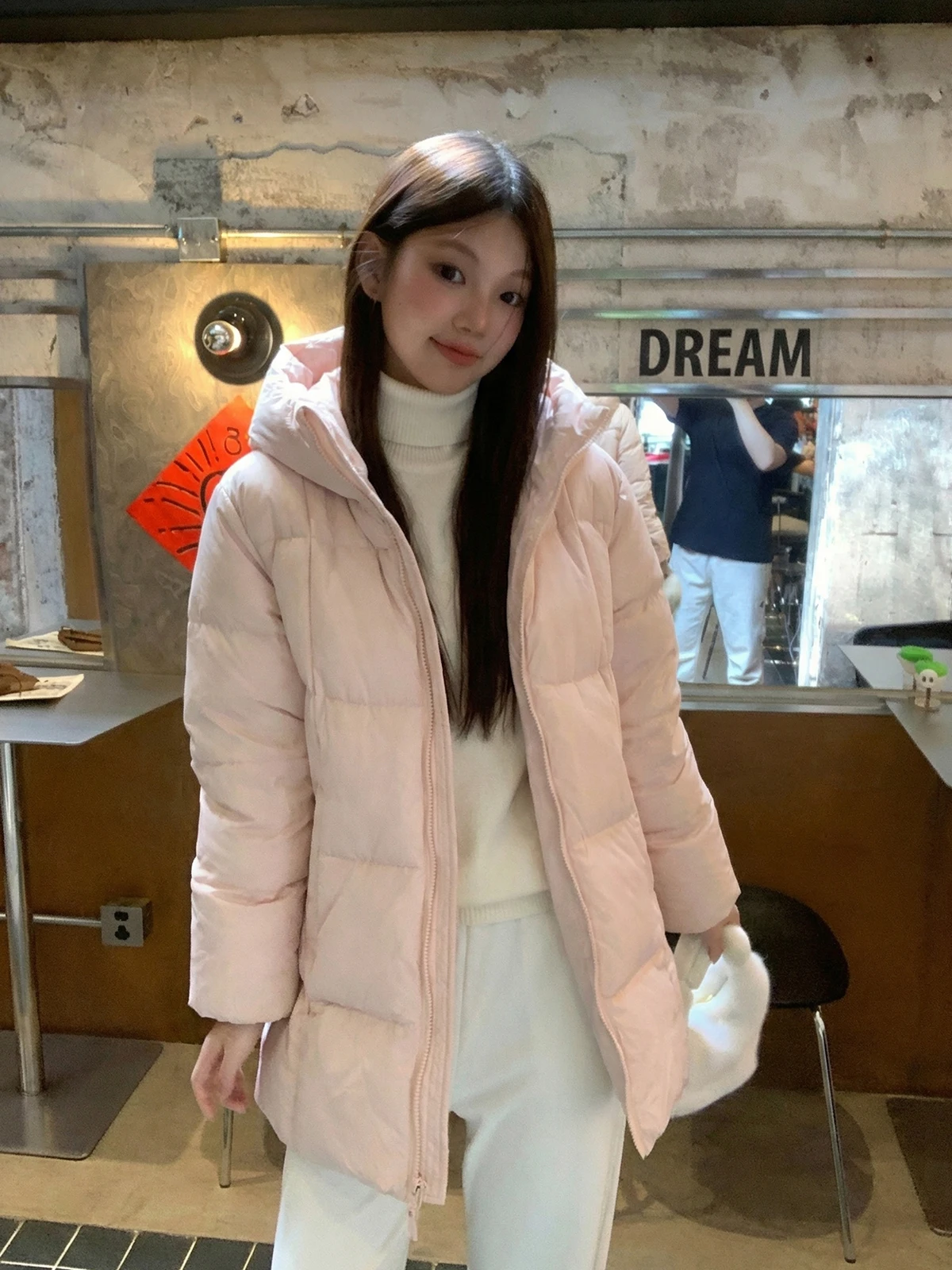 

Розовая женская зимняя хлопковая куртка средней длины с капюшоном, утепленная, в корейском стиле, маленький размер