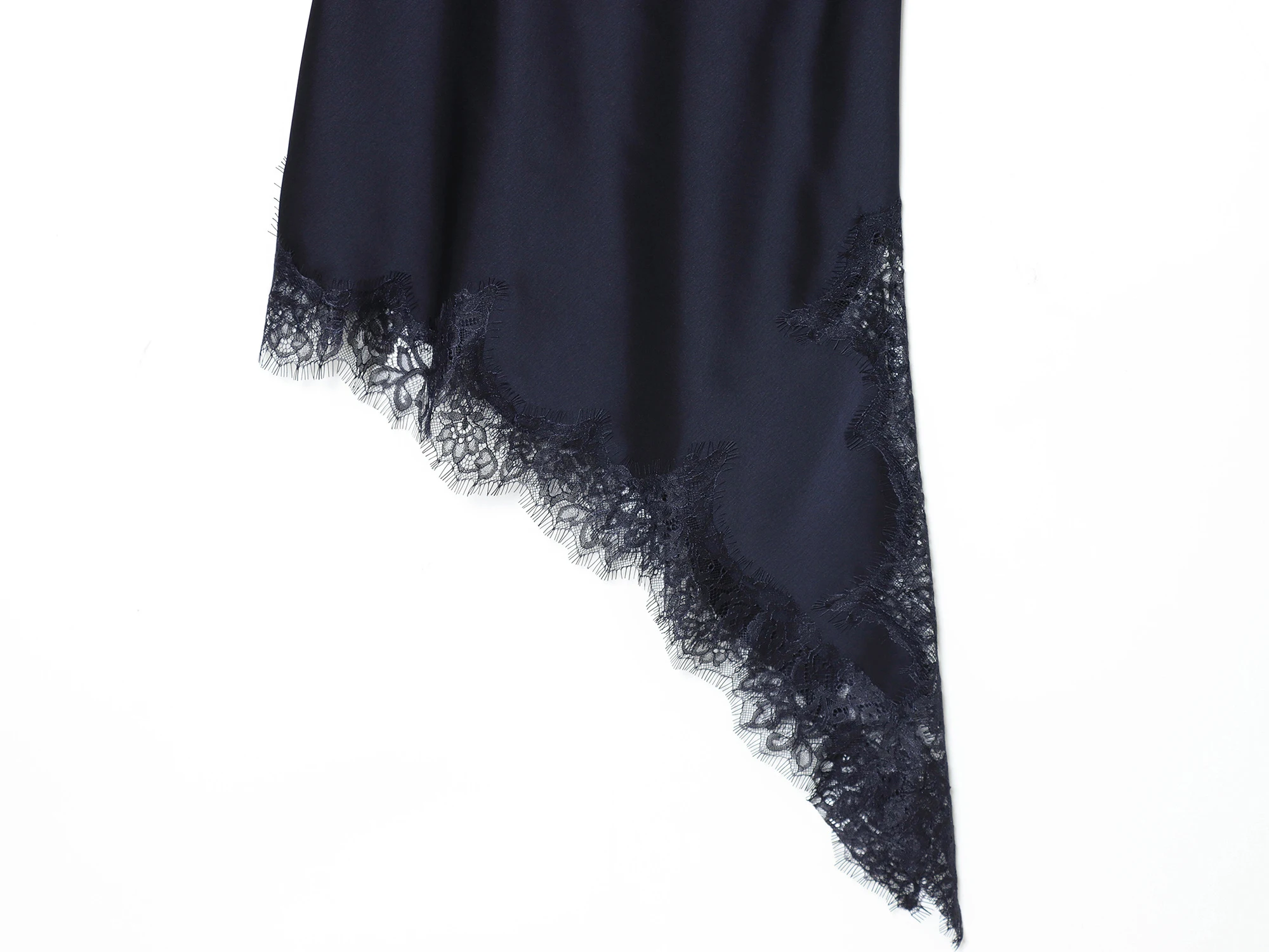 Sukienka na ramiączkach z satynową teksturą, asymetryczna, koronkowa, wyszczuplająca, w stylu spicy girl, nowość zima 2025