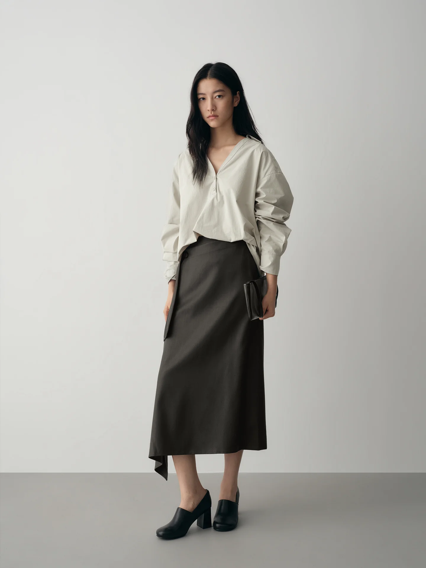 

Весна 2026: Женская повседневная свободная блузка из чистого хлопка с длинным рукавом и V-образным вырезом, дышащая и комфортная