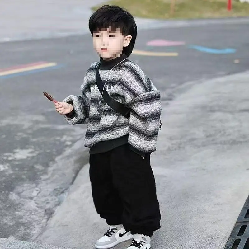 

Красивый комплект из 2 предметов для мальчиков, повседневный свитер с героями мультфильмов, студенческая утепленная модная корейская версия, осенне-зимняя новая детская одежда
