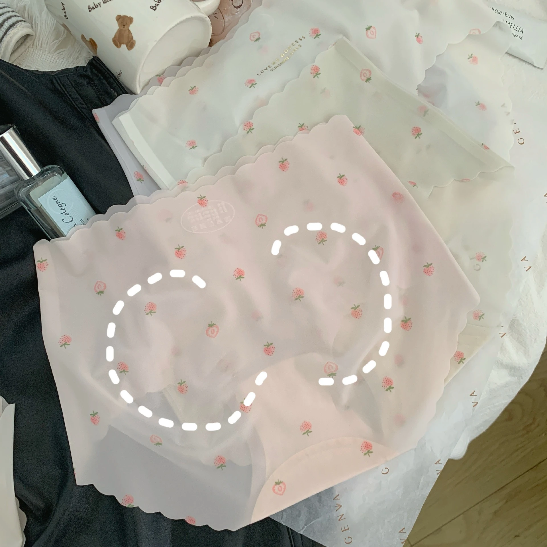 Cute Ice Silk Seamless Panties Summer Ultra-thin Briefs Strawberry Print Breathable Women Underpants Soft Lingerie Panties