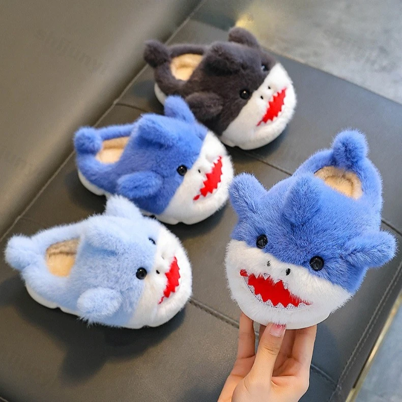 

Детские домашние теплые пушистые тапочки с милой акулой, зима 2021, модные удобные плюшевые нескользящие хлопковые тапочки для мальчиков на мягкой подошве