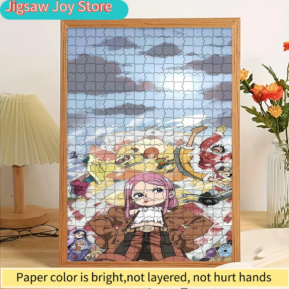 Rompecabezas de papel artístico de One Piece con personaje de cabello rosa Bonney y escena divertida del equipo con sombrero de paja en el Thousand Sunny y cielo nublado