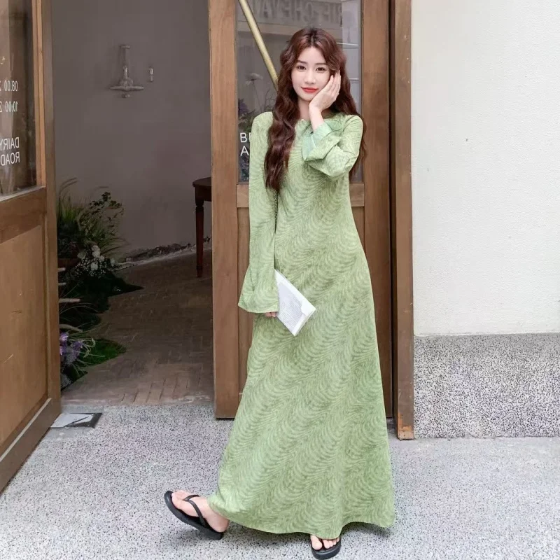 

Зеленое платье с длинными рукавами и круглым вырезом, с принтом. Новинка 2025 года: элегантное и стройнящее длинное платье для ранней весны и осени.