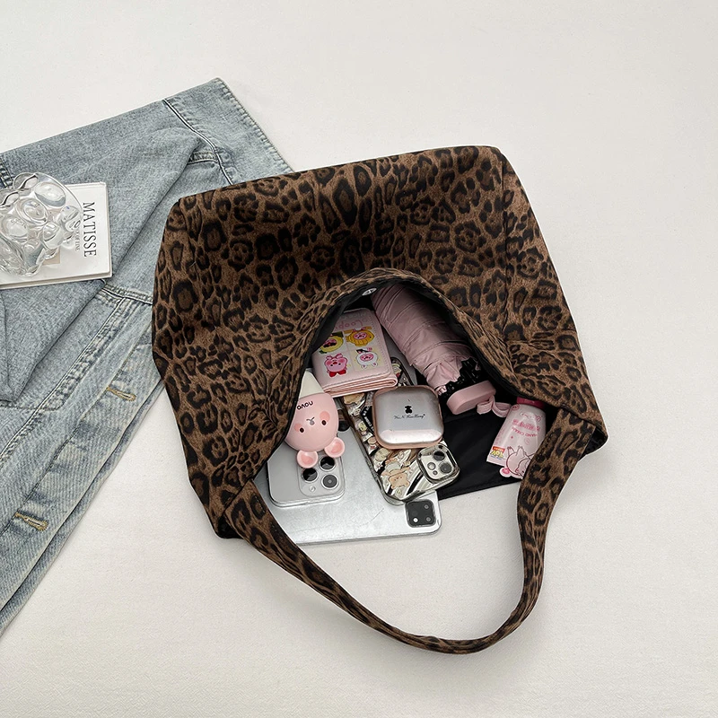 Borsa casual in nylon leopardato Hasp 2025 Borse versatili moda retrò invernale Borse da donna portatili dal design di alta qualità