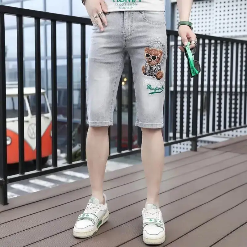 Moda verão masculina casual urso reto bordado denim shorts 2025 novas calças de comprimento médio magro cinco pontos calças curtas jeans