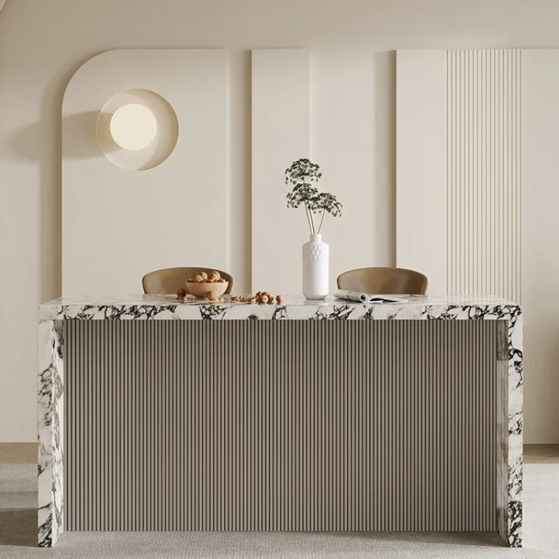 Mesa de isla media con placa de roca, unidad grande integrada, barra divisoria Bulgari de cocina occidental abierta