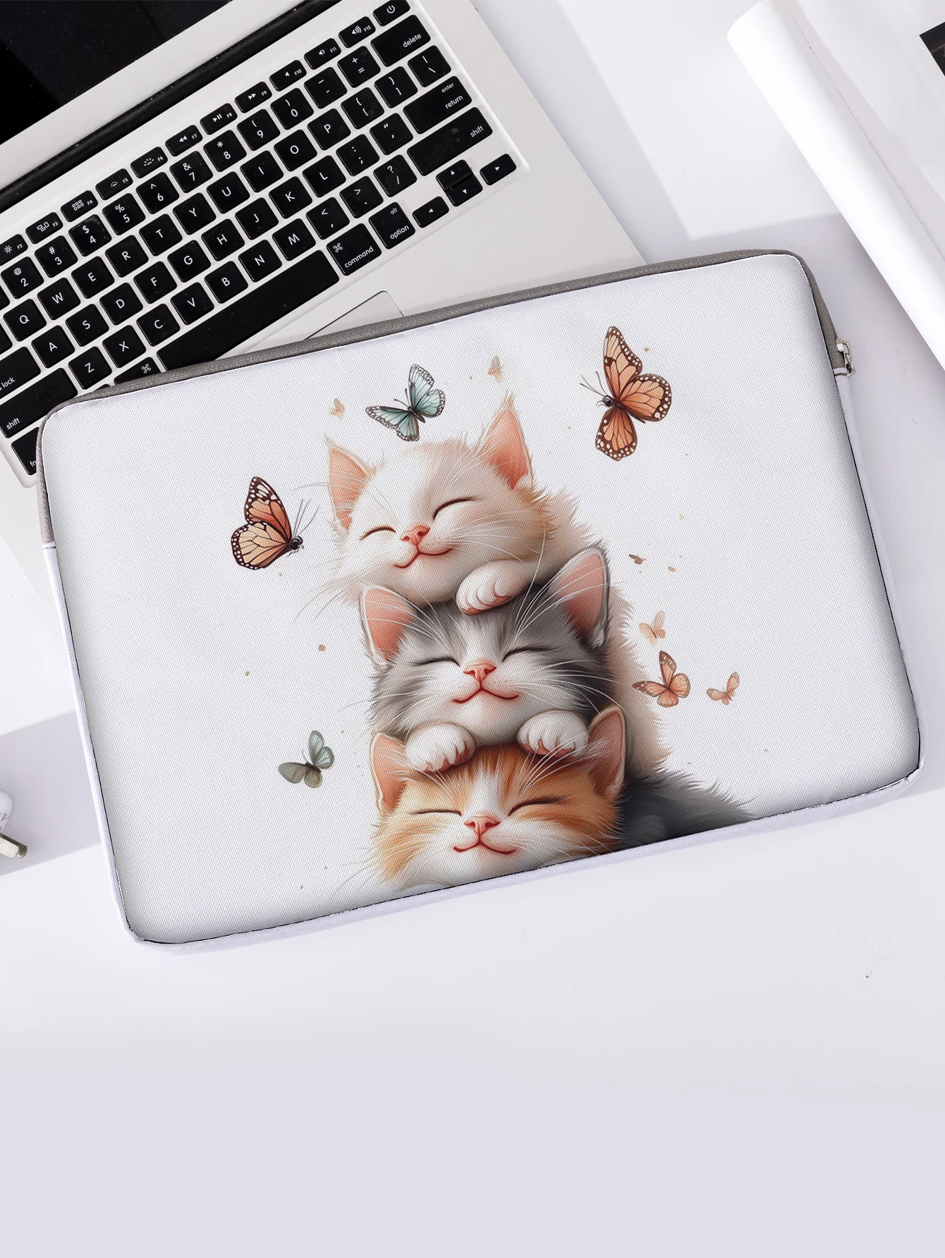 One Set, Two Styles, Stacked Cats with Butterflies Pattern Printed Laptop Sleeve, Briefcase, Suitable for 14-inch Laptops