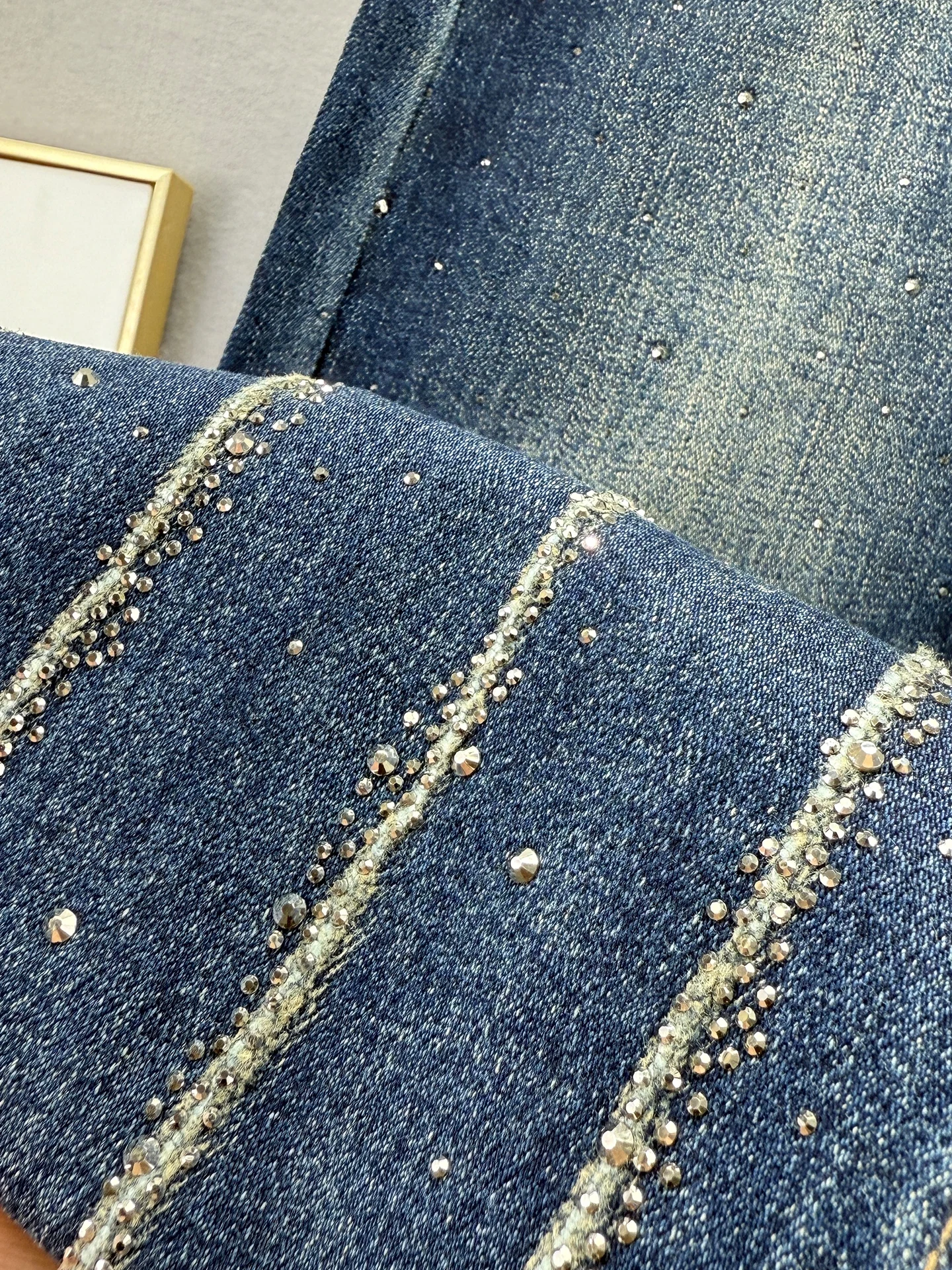 กางเกงยีนส์ประดับเพชรสำหรับผู้หญิง คอลเลคชั่นฤดูใบไม้ร่วง 2025 กางเกงทรงตรงเอวสูงทรงหลวมช่วยพรางหุ่น สไตล์ยุโรป กางเกงขายาวทรงยาวตามเทรนด์