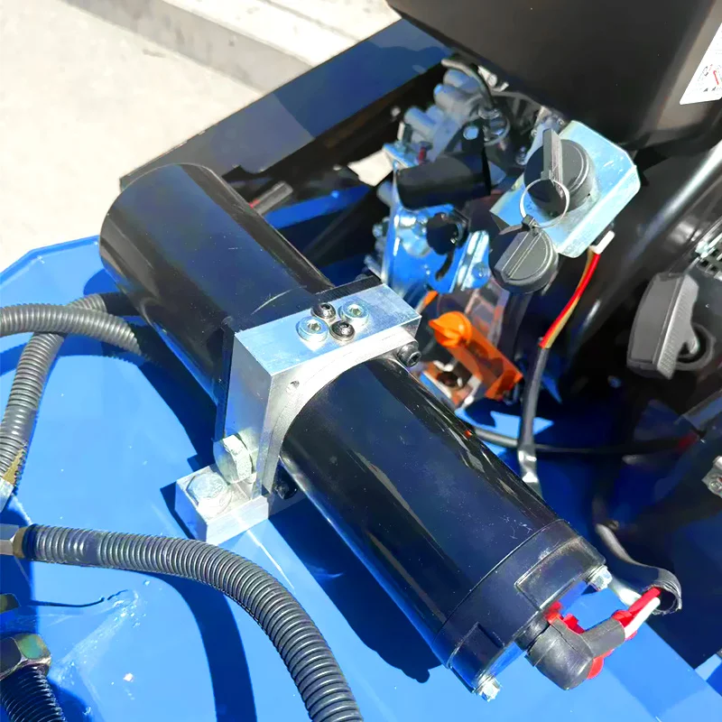 Frantoio per erba robot piccolo cingolato con telecomando personalizzato, larghezza di taglio di 500 mm per una efficiente cura del prato