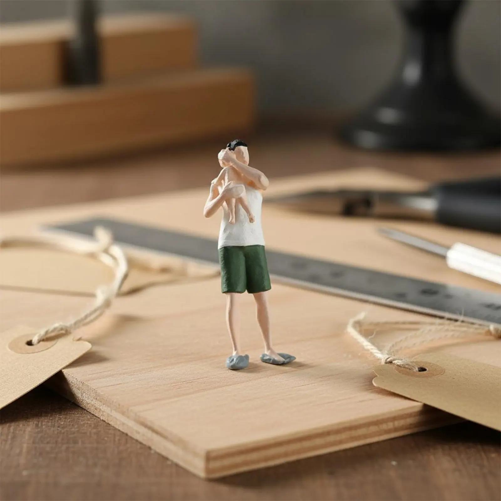

Miniature Dad and Baby Holding Baby Hand-Painted 1:64 Scale Father Figure Resin Man and Child Model for Hobbyists, Dioramas