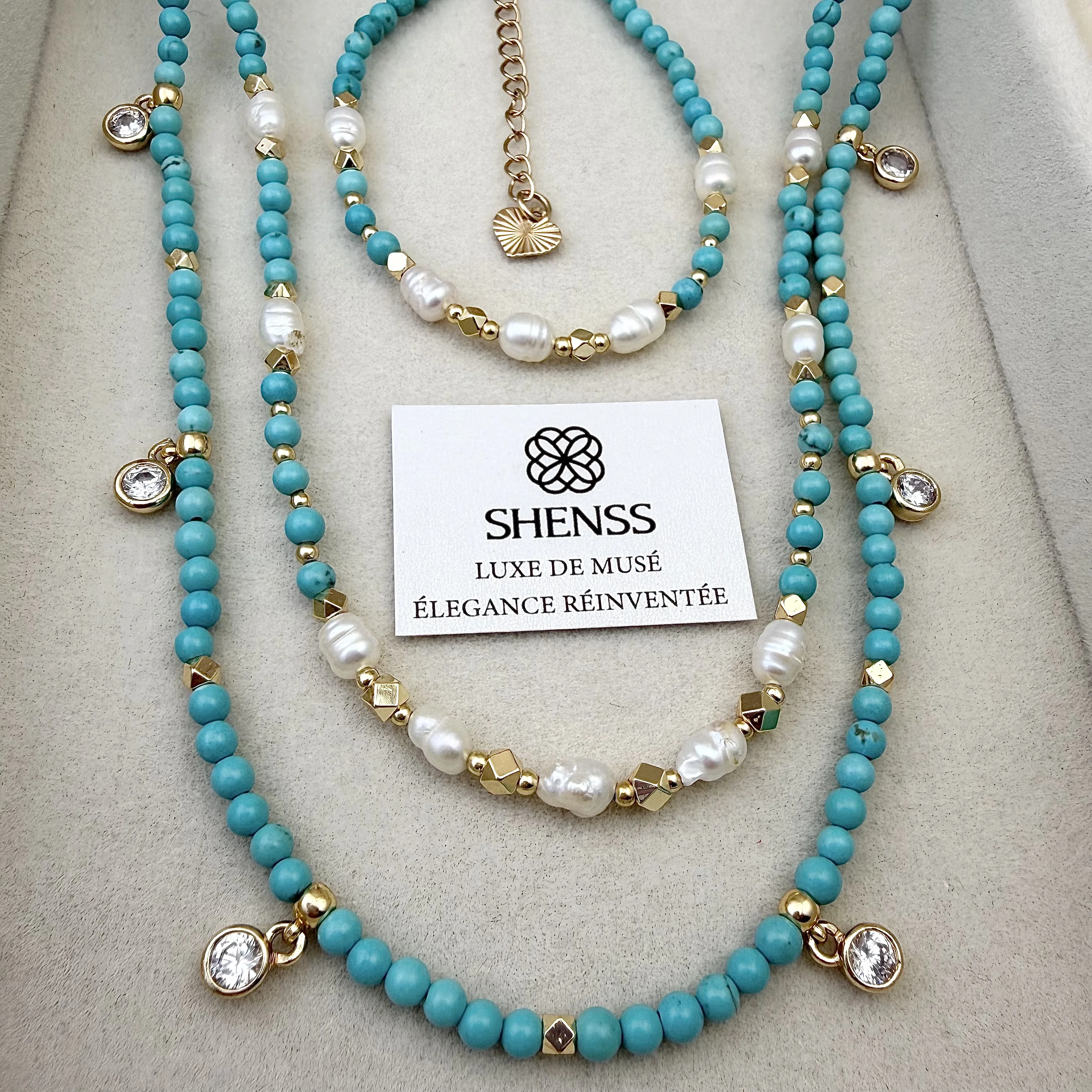 

Набор украшений из натурального бирюзового камня и пресноводного жемчуга | Изящное многослойное колье и браслет | Свежий, элегантный и универсальный подарок для неё