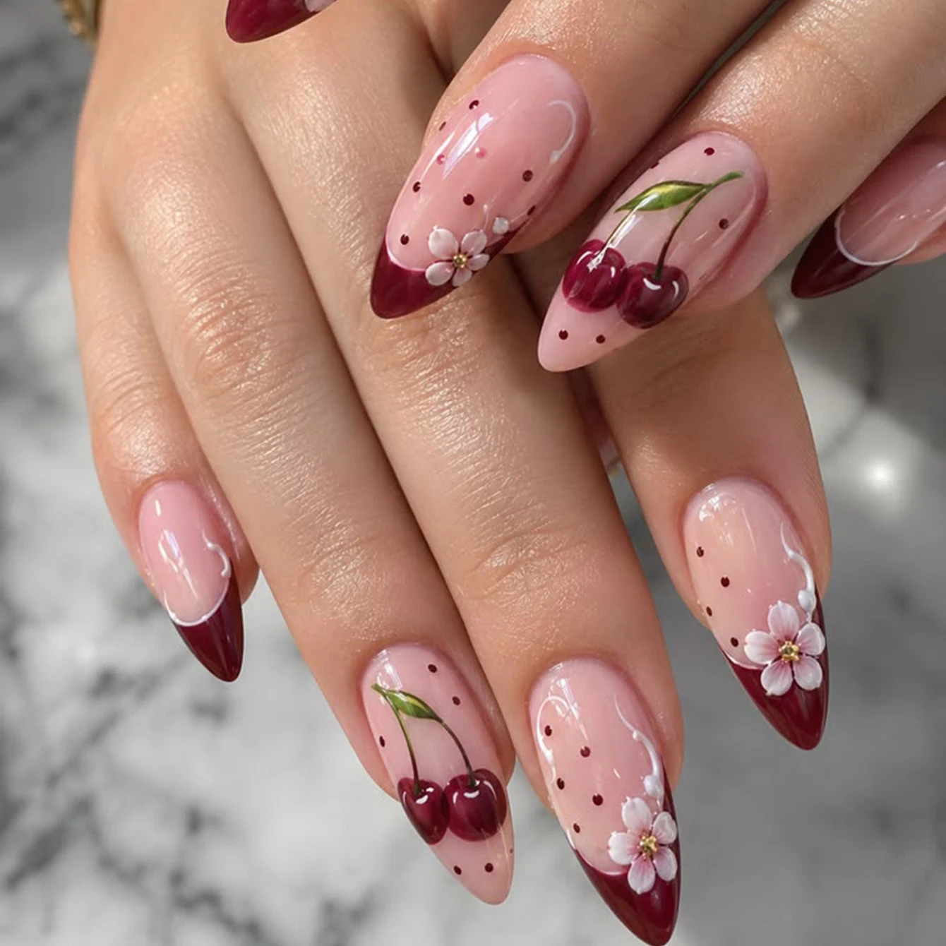 Pressed Flower Art - 24個入りミディアムアーモンド型プレスオンネイル、ヌードスキントーン、手描きのチェリー＆フラワーポルカドット柄、再利用可能な女性用つけ爪