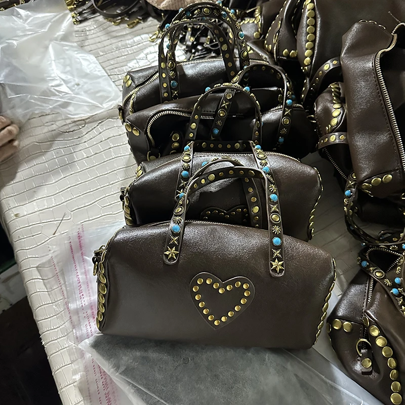 Vintage Handtasche mit Zylinderform und dunkelbraunem Griff, Damen Retro Distressed Barrel Bag, Handtasche mit Herz-Nieten-Dekor und Metallnieten – Detail 14