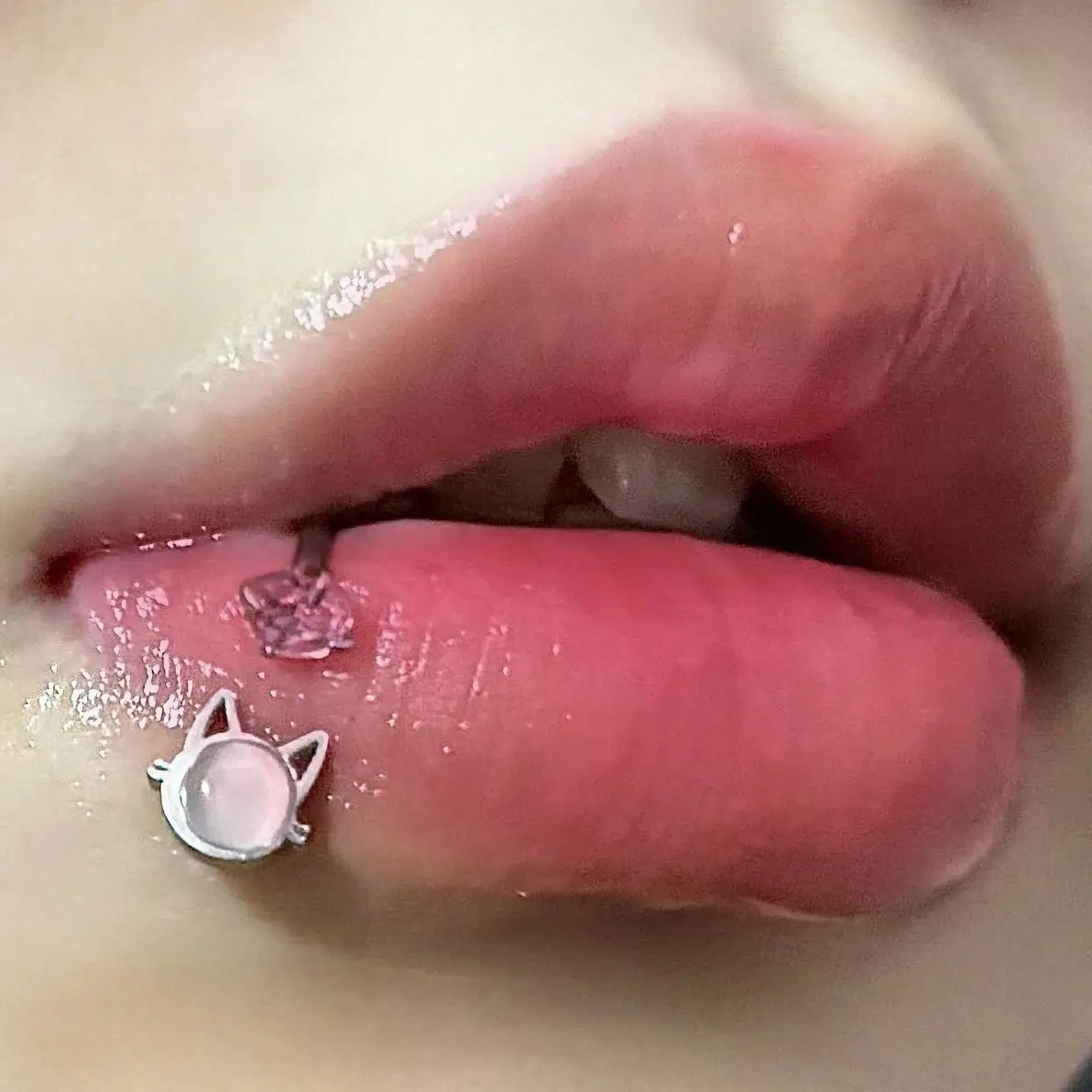 White Cat Lip Ring Titanium Steel Inner Tooth Cat Opal Lip Piercings Inlaid with Diamond Zircon Shiny Cute C Horseshoe Ring