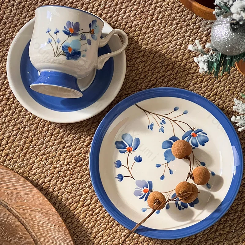 Tazze da caffè in ceramica con fiori dipinti a mano creativi Set da tè pomeridiano in stile francese retrò piatti per panini per la colazione a casa tazza di latte