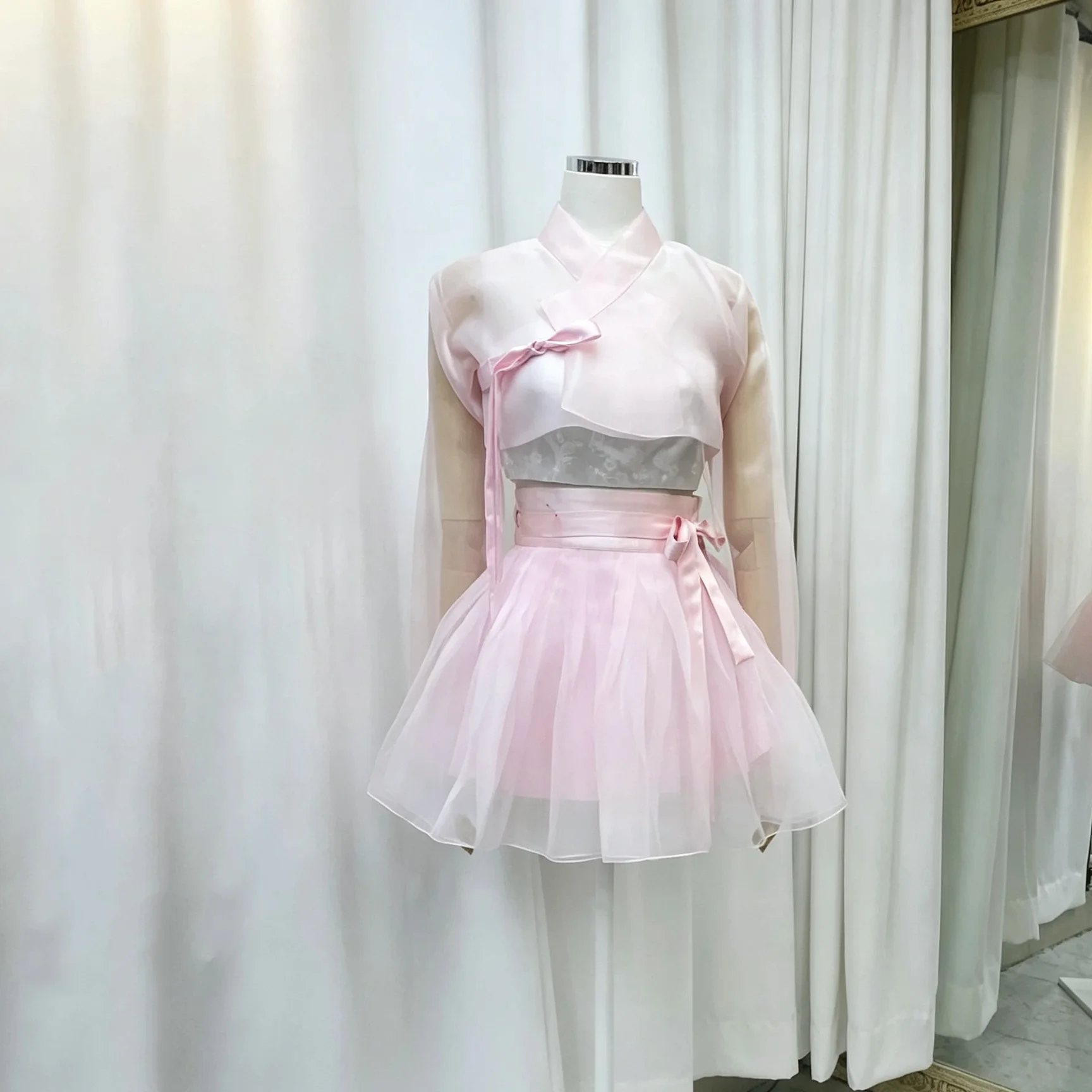Hanbok Modern Set - فستان هانبوك عصري وردي اللون من