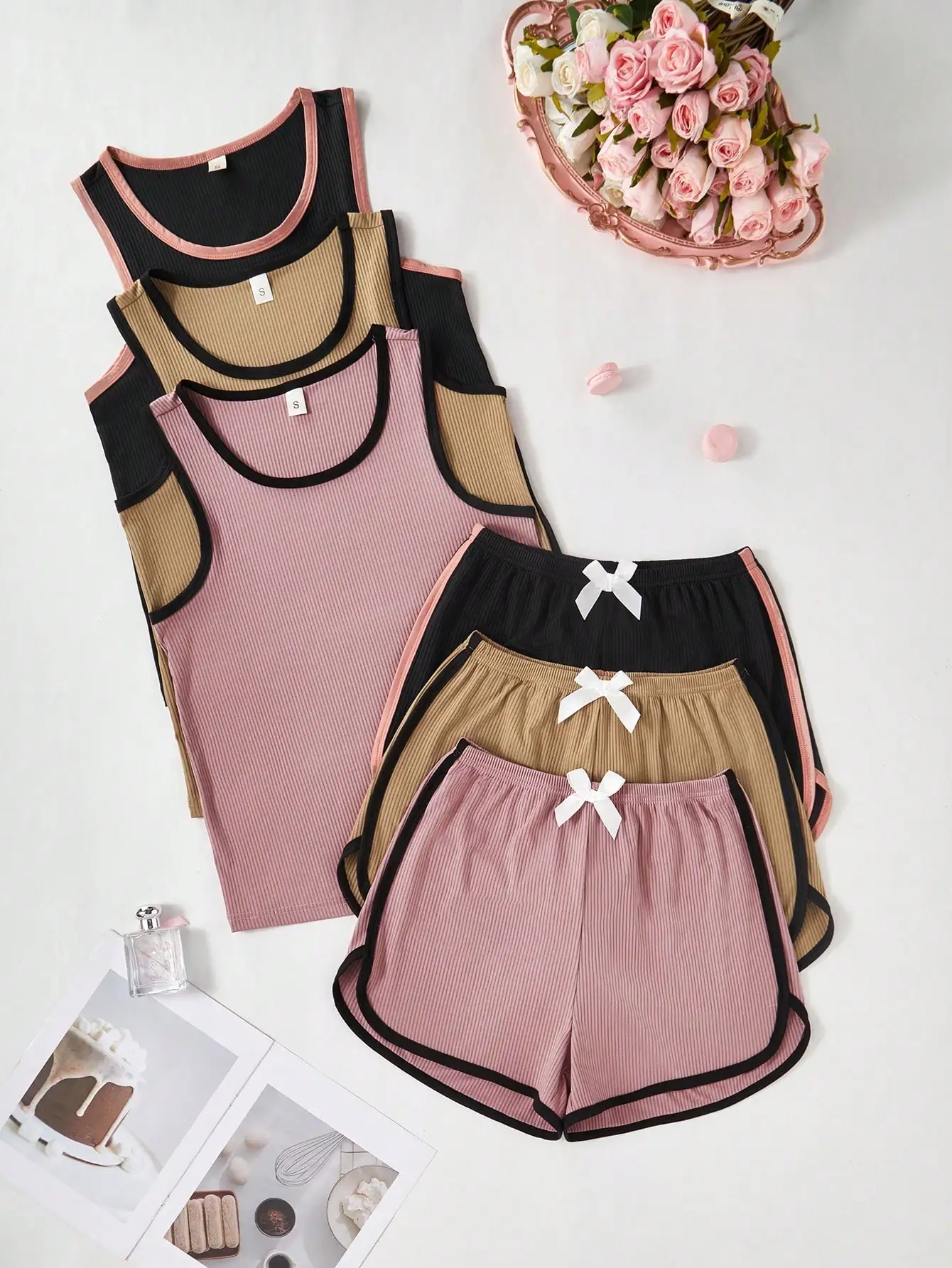 

Женский комплект пижамы из 3 предметов: топ без рукавов и шорты в рубчик с контрастной отделкой