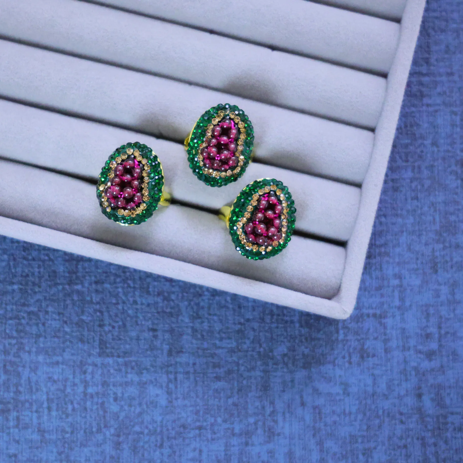 

Популярное в Европе и США кольцо с натуральным гранатом в форме виноградинки, инкрустированное глиной, популярное на Douyin, французское персонализированное украшение.