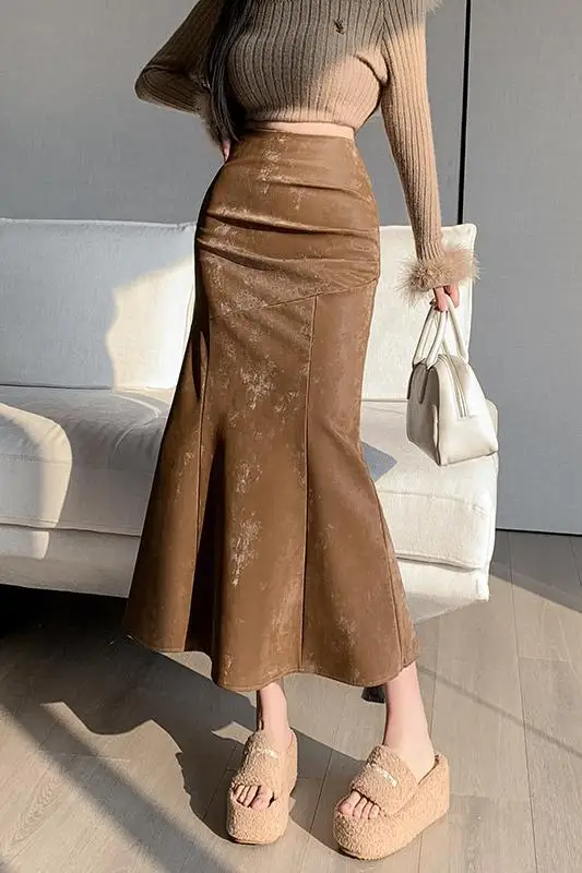 2023 Autumn/Winter Slim Pleated Sexy Wrapped Hip Skirt Mid length Dark Flower Leather Skirt Half length Skirt Fishtail Skirt