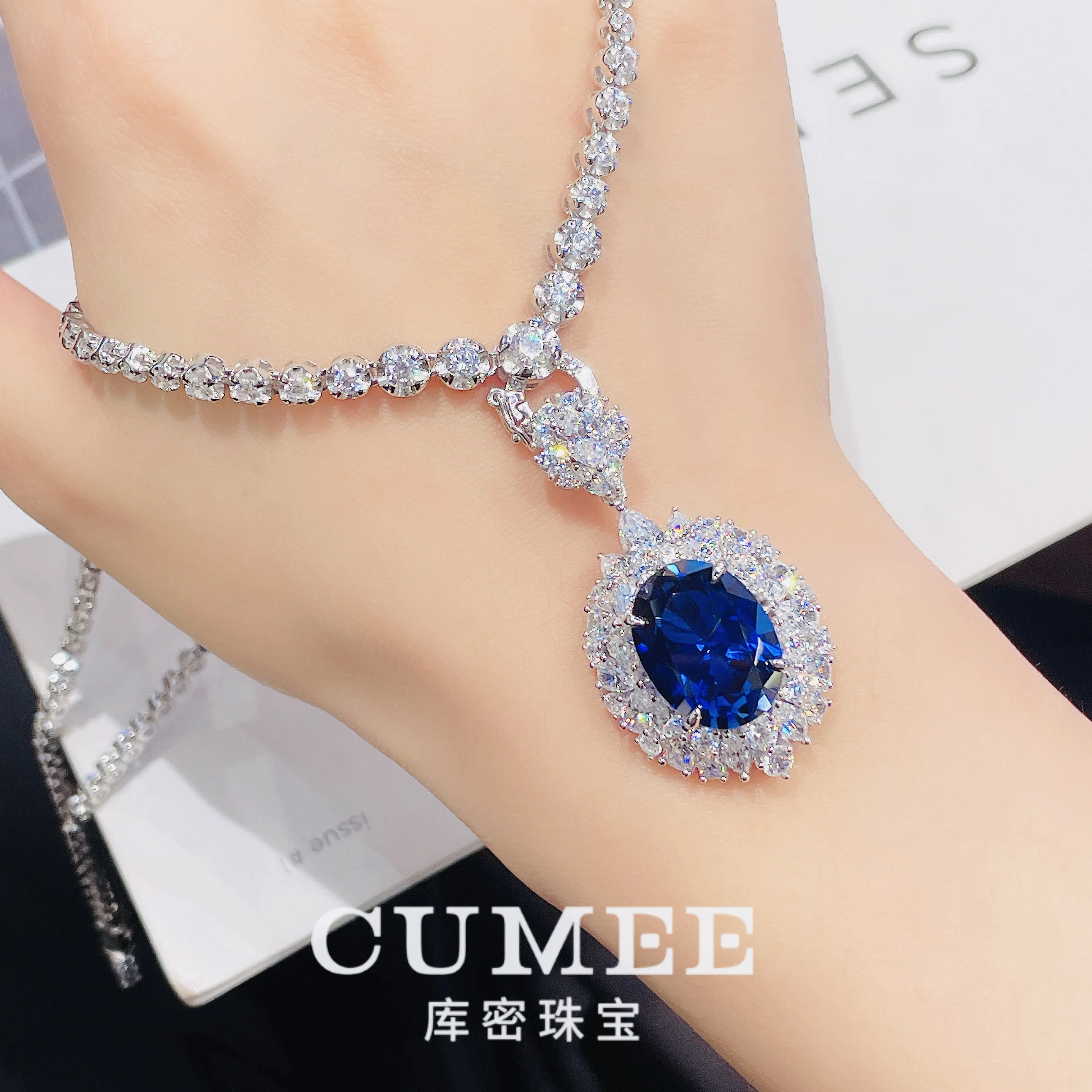 CUMEE High-end Royal Blue Light Luxury 13 Carat Large Pendant Cultivated Synthetic Sapphire Pendant. Silver-plated Gold