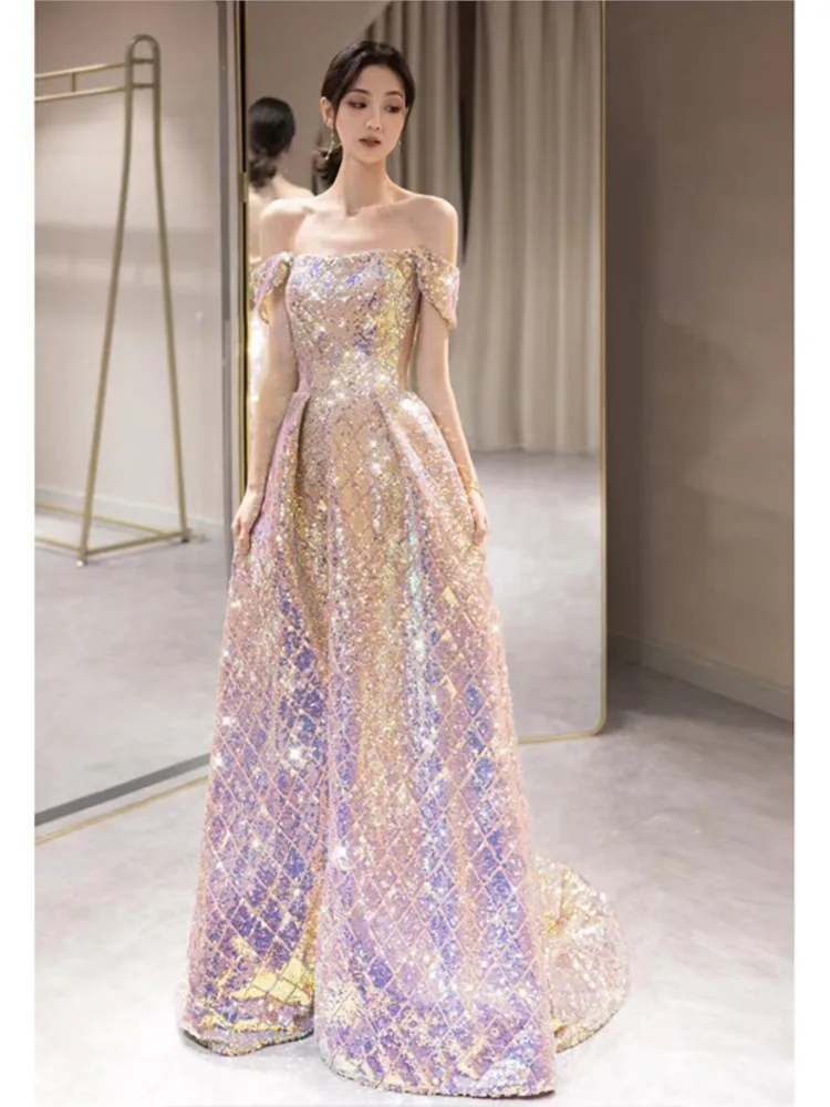 ชุดเดรสปิ้งพิธีกรเฉพาะเจ้าภาพประดับด้วยเลื่อมไหล่เดียว