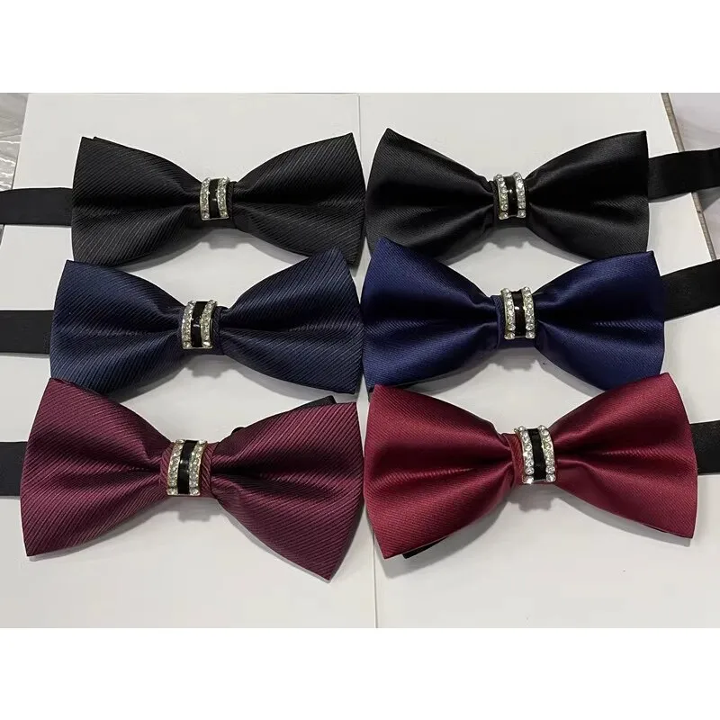 

Мужская свадьба. Жених шафер одела с галстуком-бабочкой с острыми углами, инкрустированным бриллиантами.