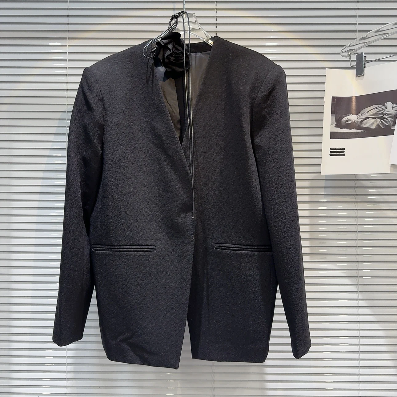 

Женский костюм высокого класса с цветочным принтом и завязками, простой цвет, оригинальный дизайн, длинный свеч V-Ne, весна 2024 г.