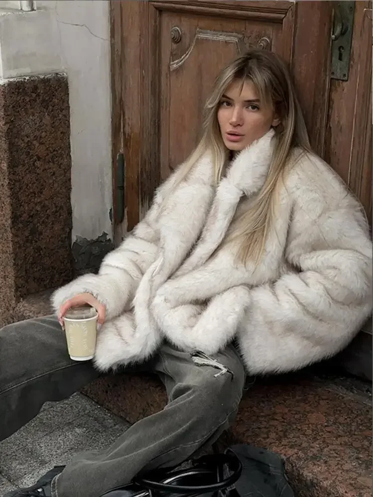 Abrigos gruesos lisos y esponjosos de piel sintética para mujer, chaquetas cortas de manga larga con solapa cálida a la moda, prendas de vestir exteriores de calle para Otoño e Invierno