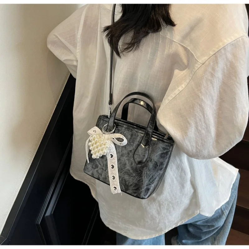 

2025 spring trendy women pu leather hobo bag slouchy design with zipper closure casual travel bag