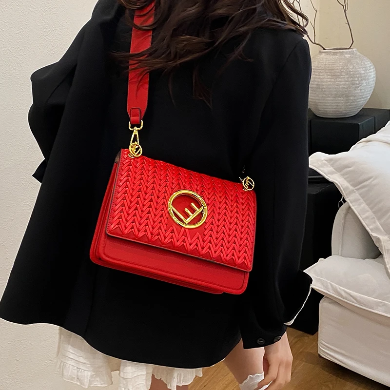 

Vintage Style Leather Crossbody Bag For Women - Classic Shoulder Handbag With Adjustable Chain Strap Design