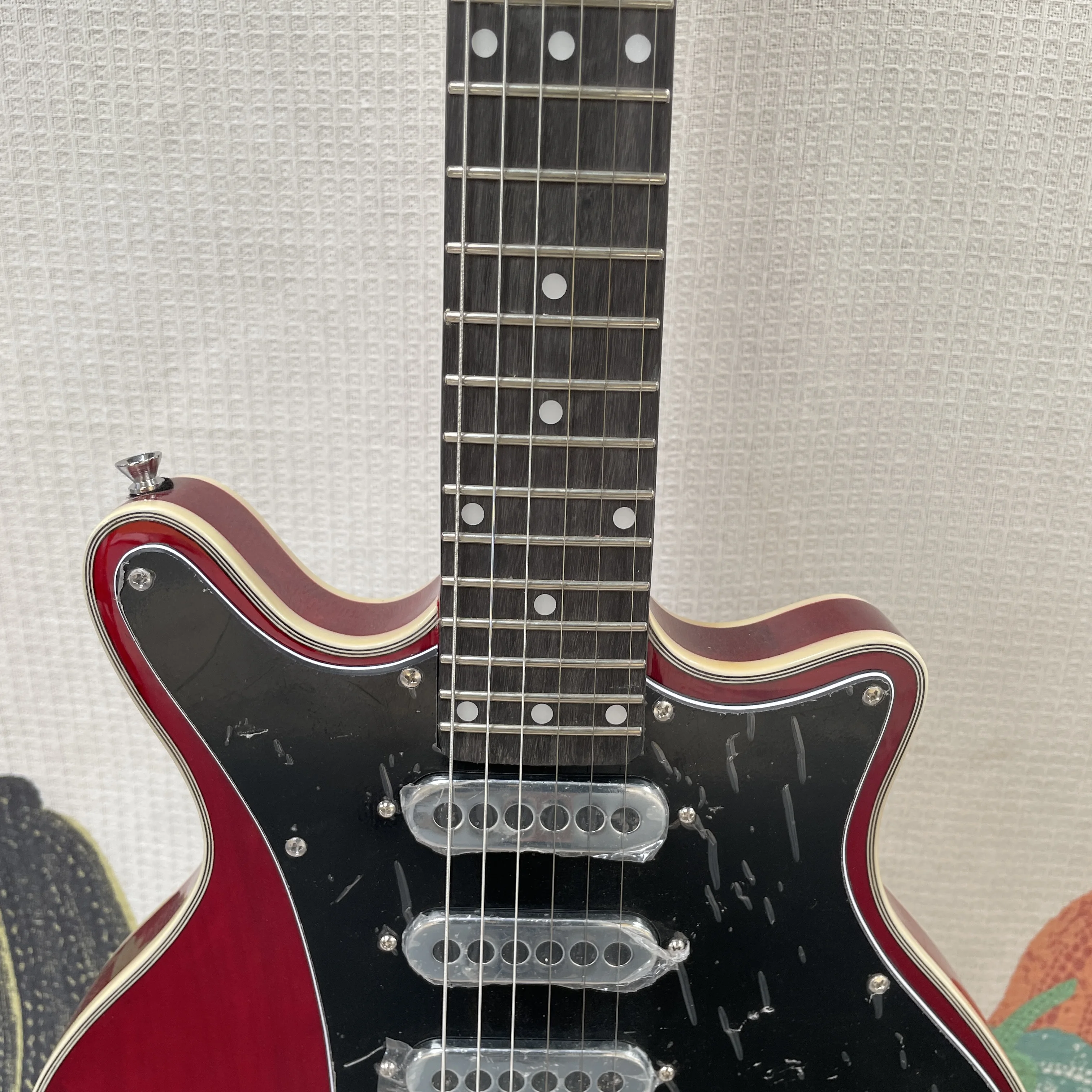 6-string red electric guitar with black guard, SSS pickups,chrome metal bridge guitars,retro stage performance electric guitarra