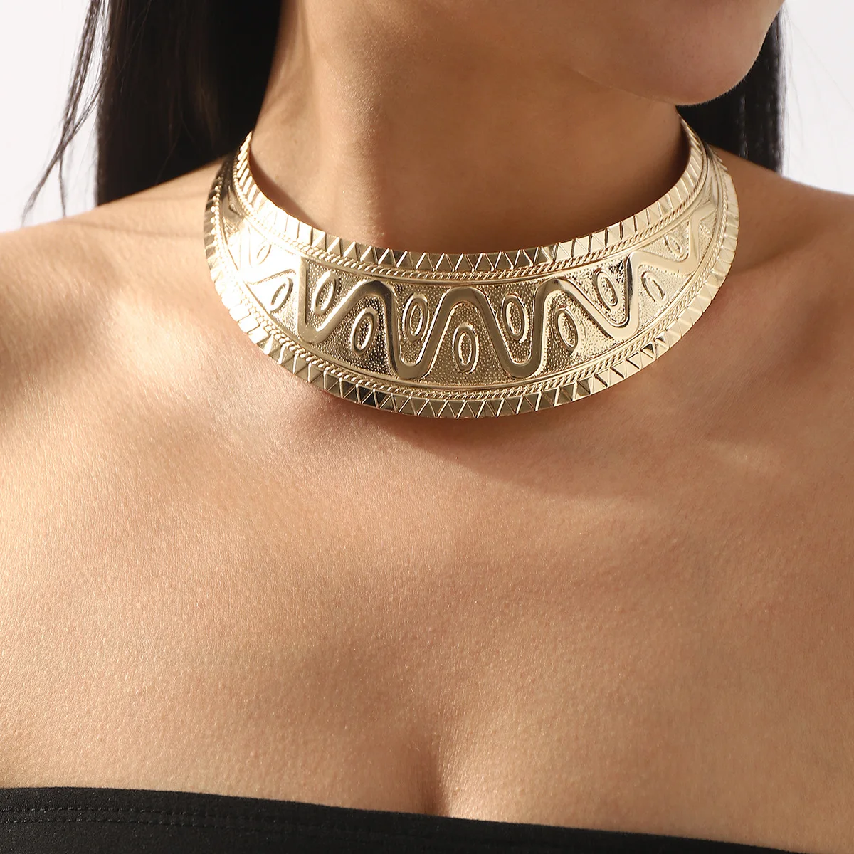 Trendy punk exaggerated geometric metal collar, fashionable glossy patterned texture design necklace