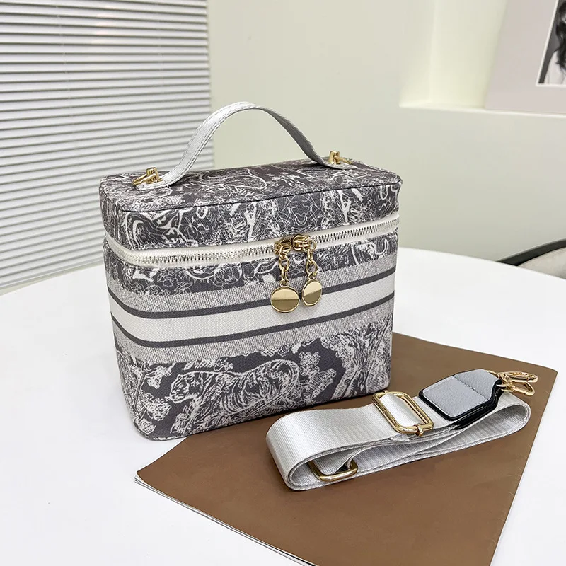 New Fashion Portable Embroidered Cosmetic Bag with Zipper Large Capacity Soft Portable Girls Storage Bag Travel Case
