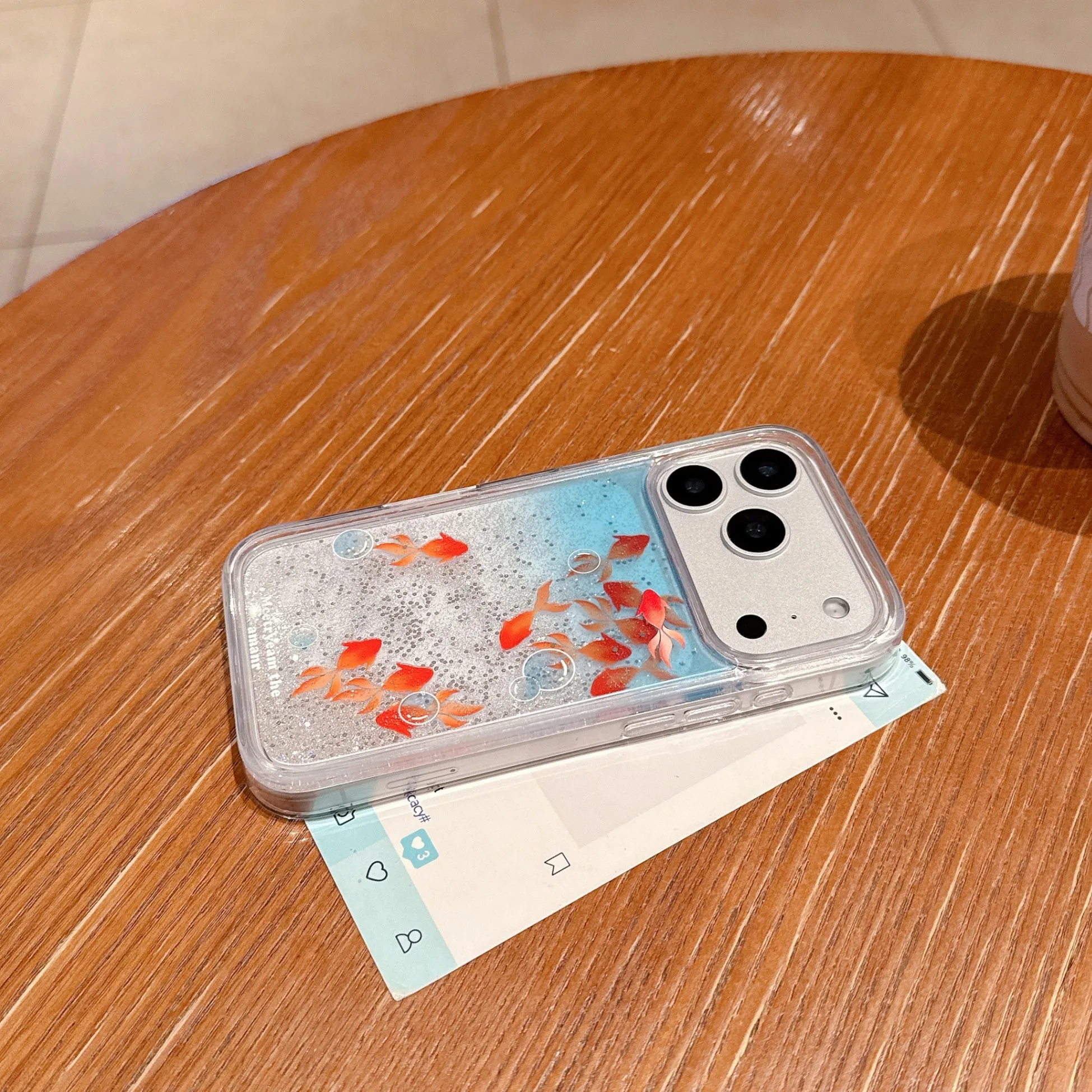 Dynamische Goldfisch-Flüssig-Quicksand-Handyhülle für iPhone 18 17 16 15 Pro Max, fließender Glitzer, stoßfeste, rutschfeste TPU-Rückabdeckung – Detail 4