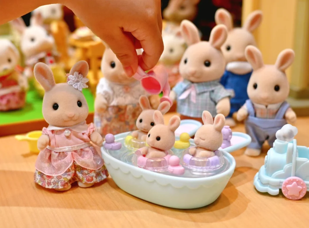 Genuine Sylvania Family Figures Milk Rabbit Triplets Bath Set Girls Play House Toys Children Parent-Child Educational Toy Gifts