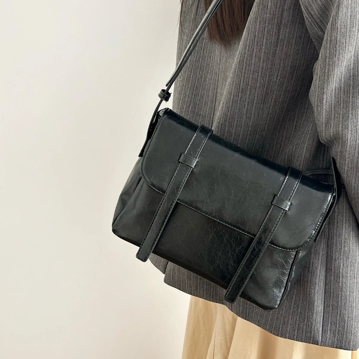 Rectangle Black Oil Wax Leather Bags for Women Autumn Magnetic Button College Style Shoulder Bag High End Simple Crossbody Bag
