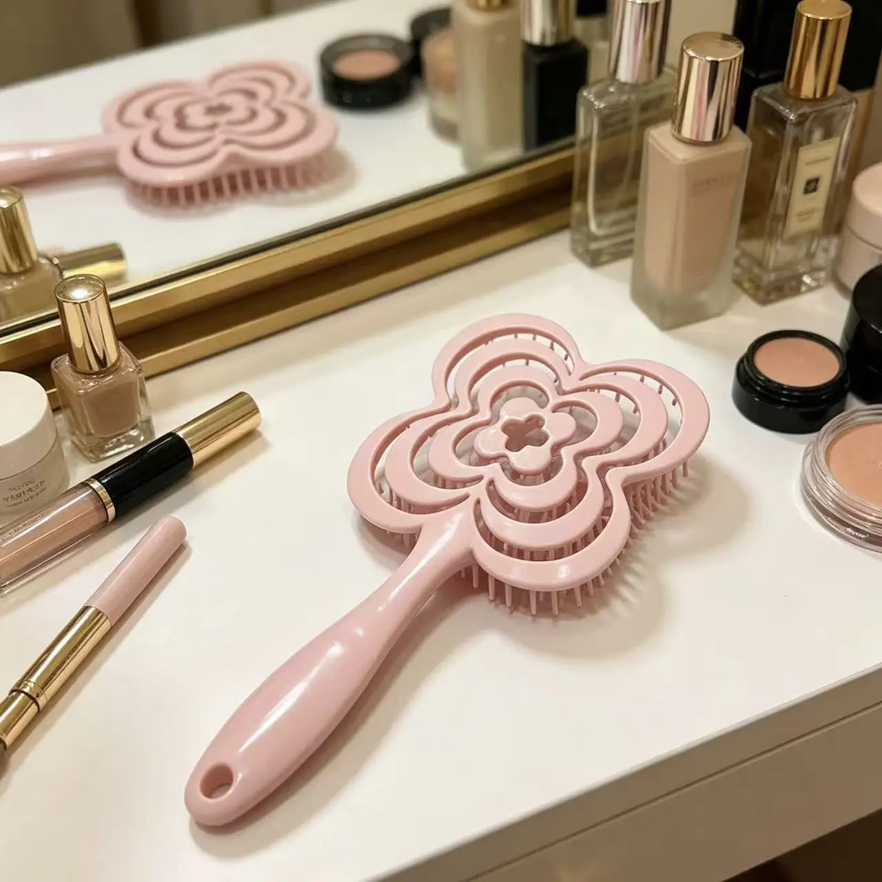 A flower-shaped, hollow comb for smooth hair, perfect for untangling and unraveling knots and tangles.