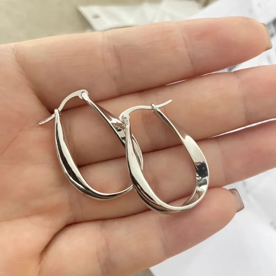 Euro-American Fashion Silver Color Geometric Twisted Hoop Earrings for Women Mobius Strip Compact Ear Jewelry Accessories