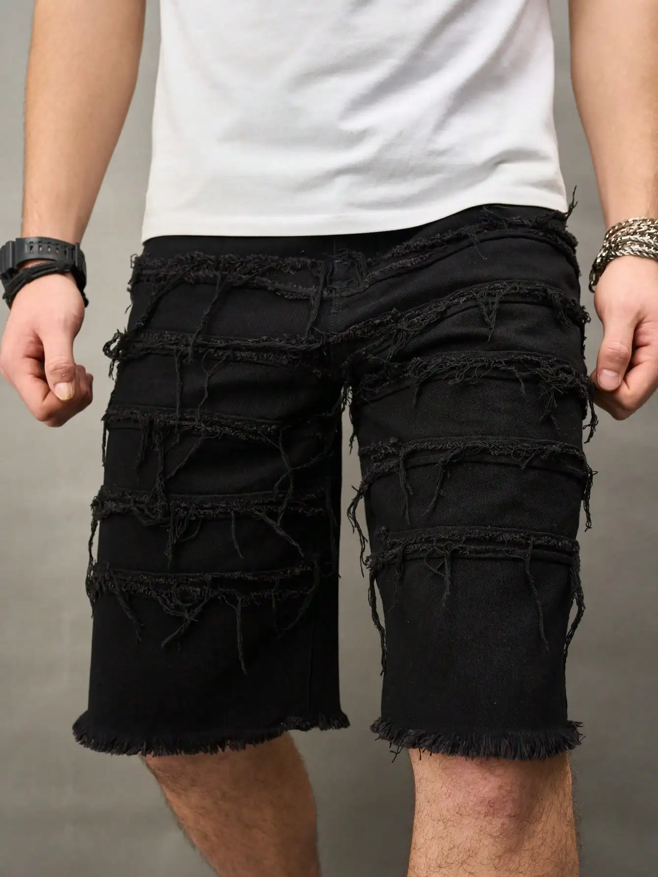 شورت جينز صيفي للرجال. شورت أسود مستقيم الساق. أسلوب الشارع العصري. ملابس غير رسمية يومية.