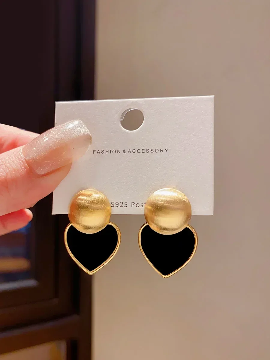 Retro black metal brushed love earrings femininity cold wind niche unique design stud earrings
