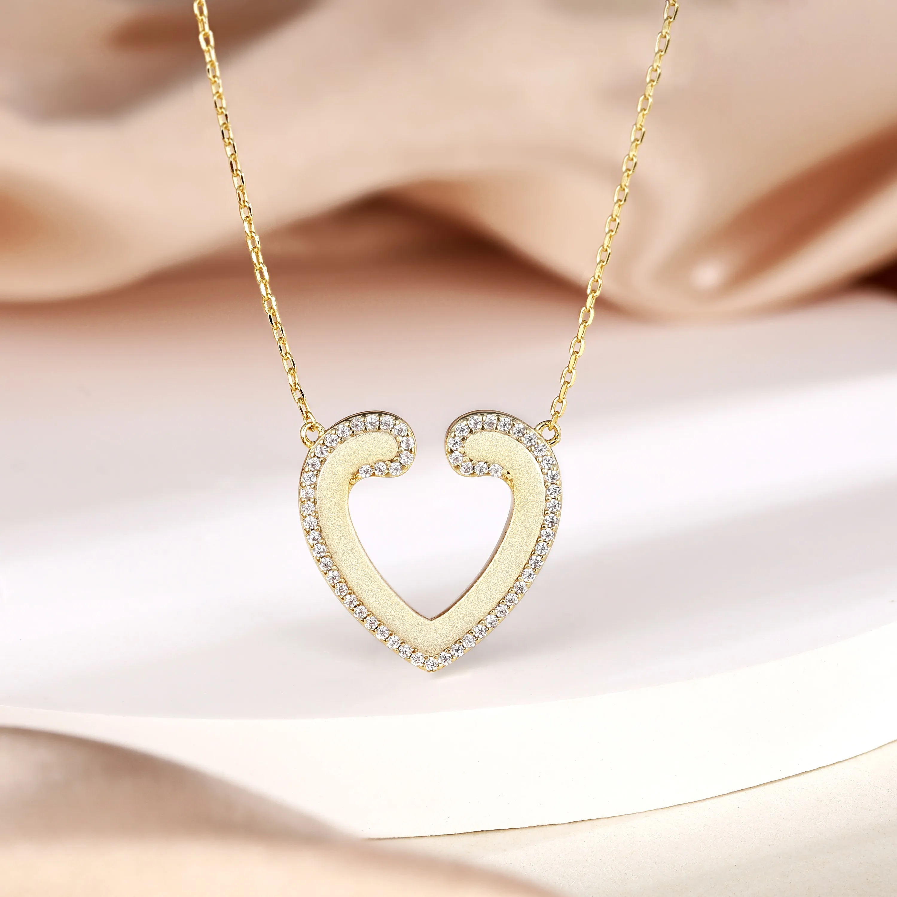 

Wholesale 925 Sterling Silver Heart Pendant Necklace Hot Design Gold Plated for Women with Diamond and Zircon for Weddings