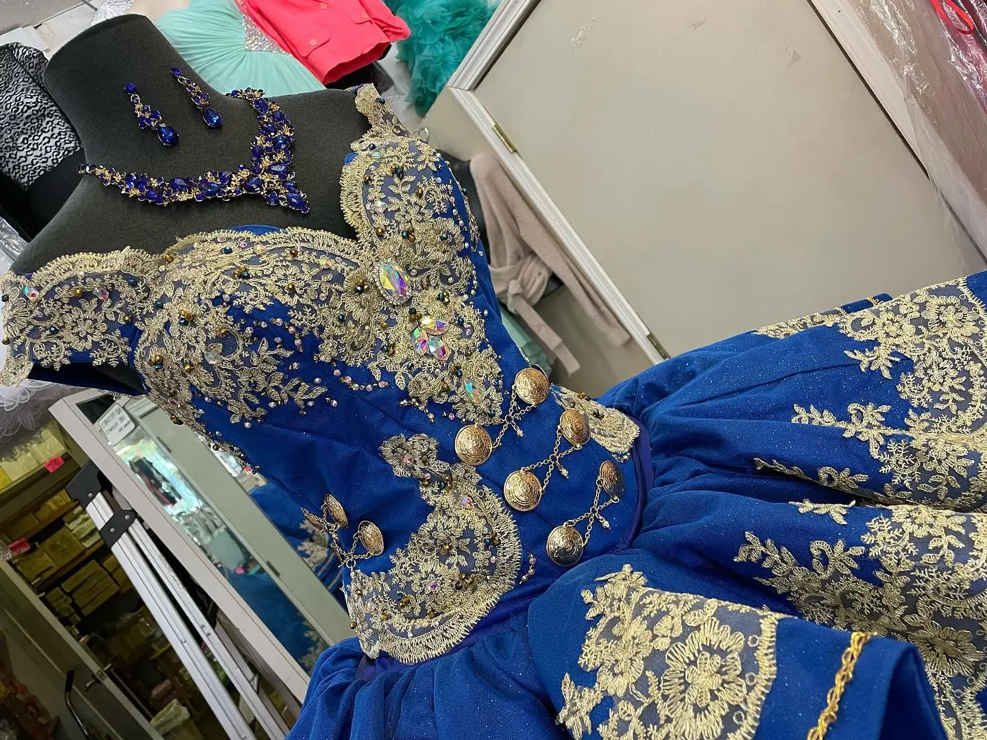 Robe de Quinceanera bleu royal à plusieurs niveaux en tulle scintillant avec appliques dorées et boutons, grande robe de Rhà lacets dans le dos