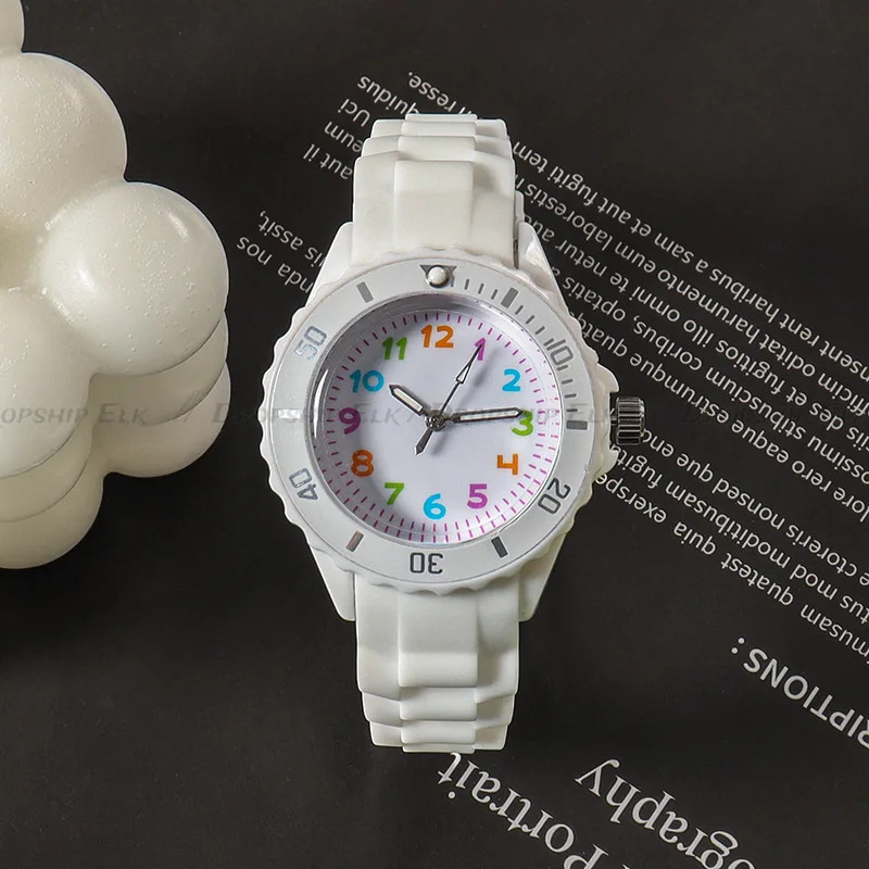 Reloj analógico para niños y niñas, pulsera de cuarzo resistente con números coloridos, banda de silicona suave