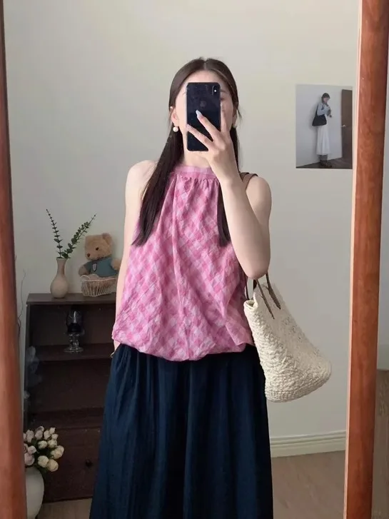 

Модный женский летний топ без рукавов в контрастную клетку, свободный крой, стройнящий силуэт, трендовый стиль с круглым вырезом для повседневной носки