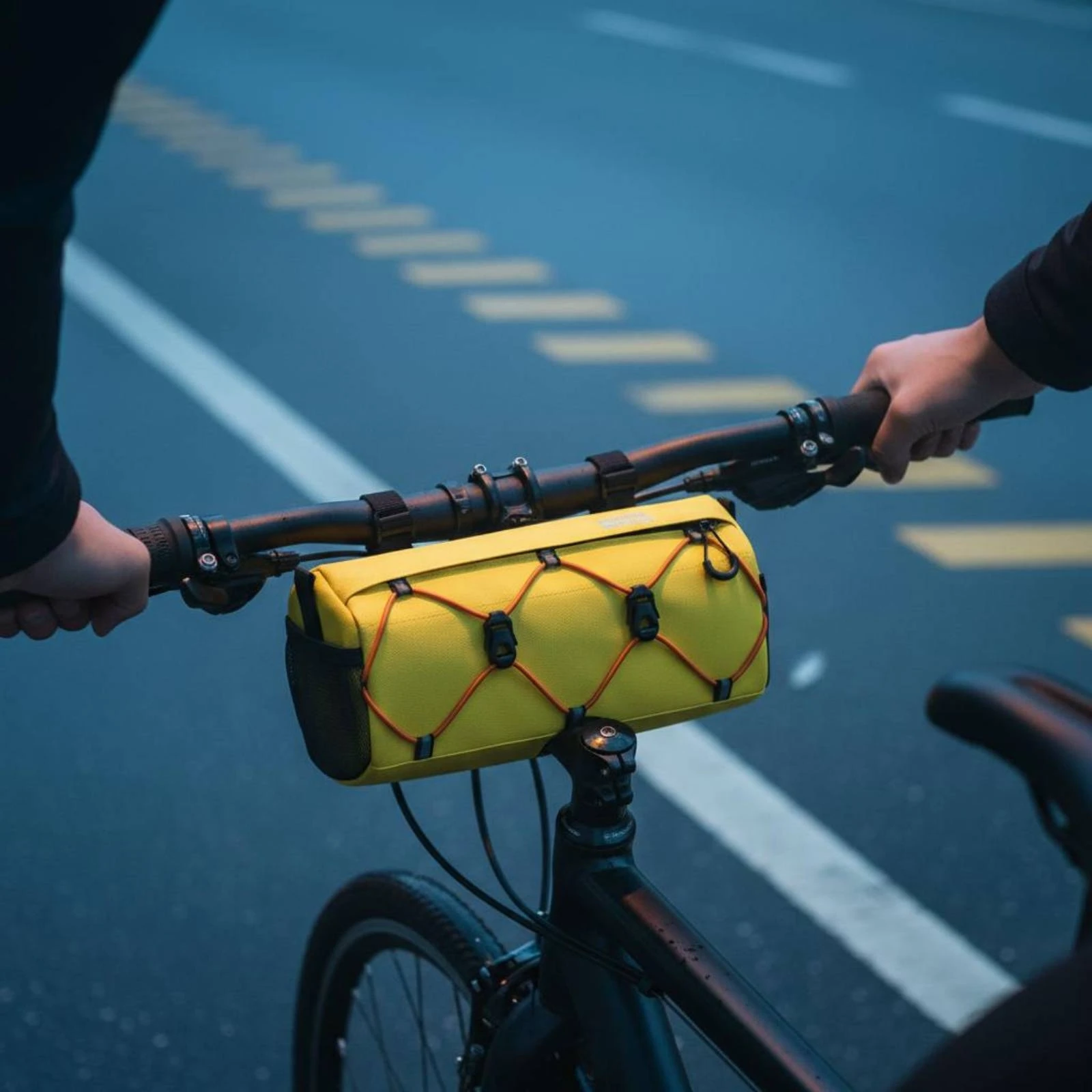 

Handlebar Bag Easy Install Front Bike Bag Two-Wheeler Front Pouch Lightweight Cycling Gear Stable for Mountain Bikers, Commuting